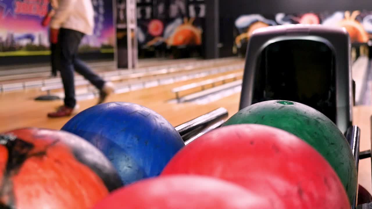 사람 들 과 함께 볼링 골목 장면