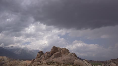 hermoso lapso de tiempo de nubes moviéndose sobre la cordillera de sierra nevada y mt whitney cerca de lone pine california 1