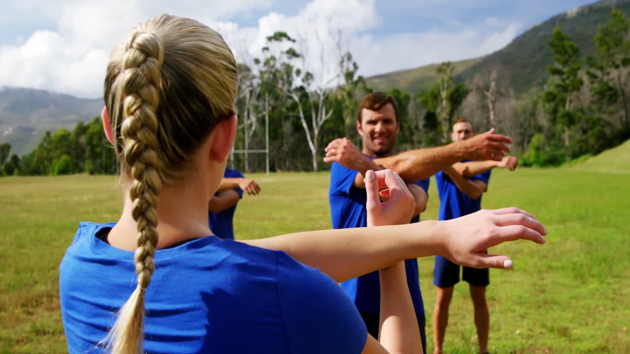 여자 트레이너가 부트 캠프에서 사람들을 훈련시키고 있습니다. 4k