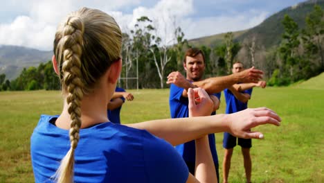 Entrenadora-Entrenando-A-Personas-En-El-Campo-De-Entrenamiento-4k