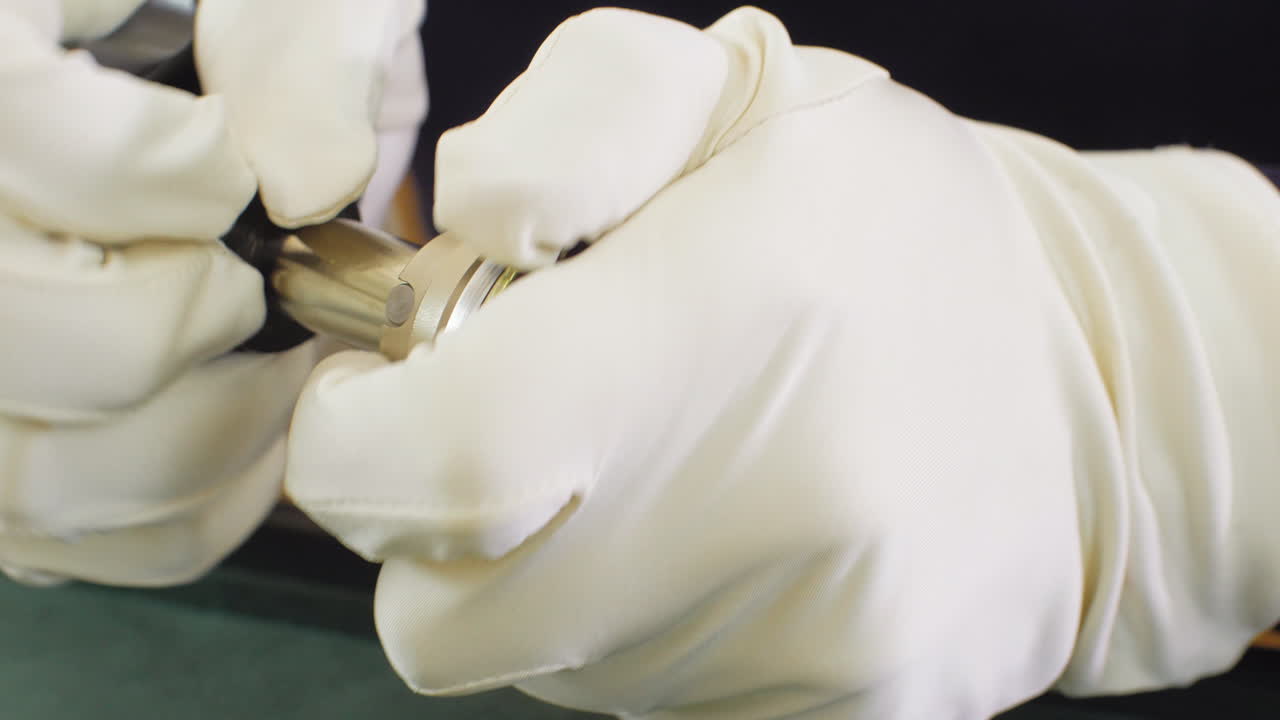 профессиональный торговец часами с помощью вскрытия корпуса роскошных старинных часов