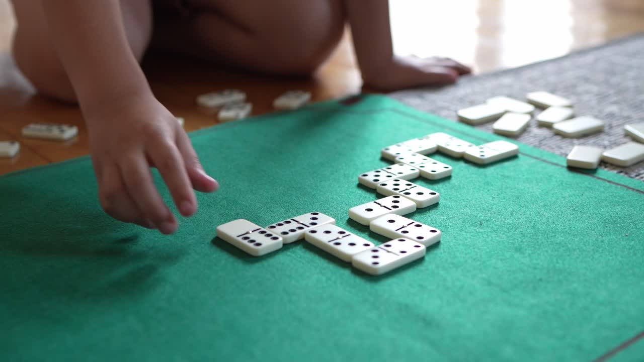 Criança jogando dominó
