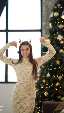 chica adolescente en la decoración de navidad