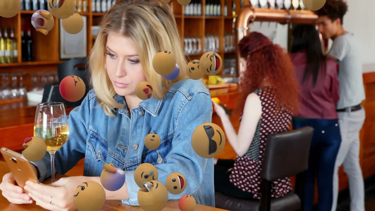 эмодзи движутся против женщины, использующей смартфон