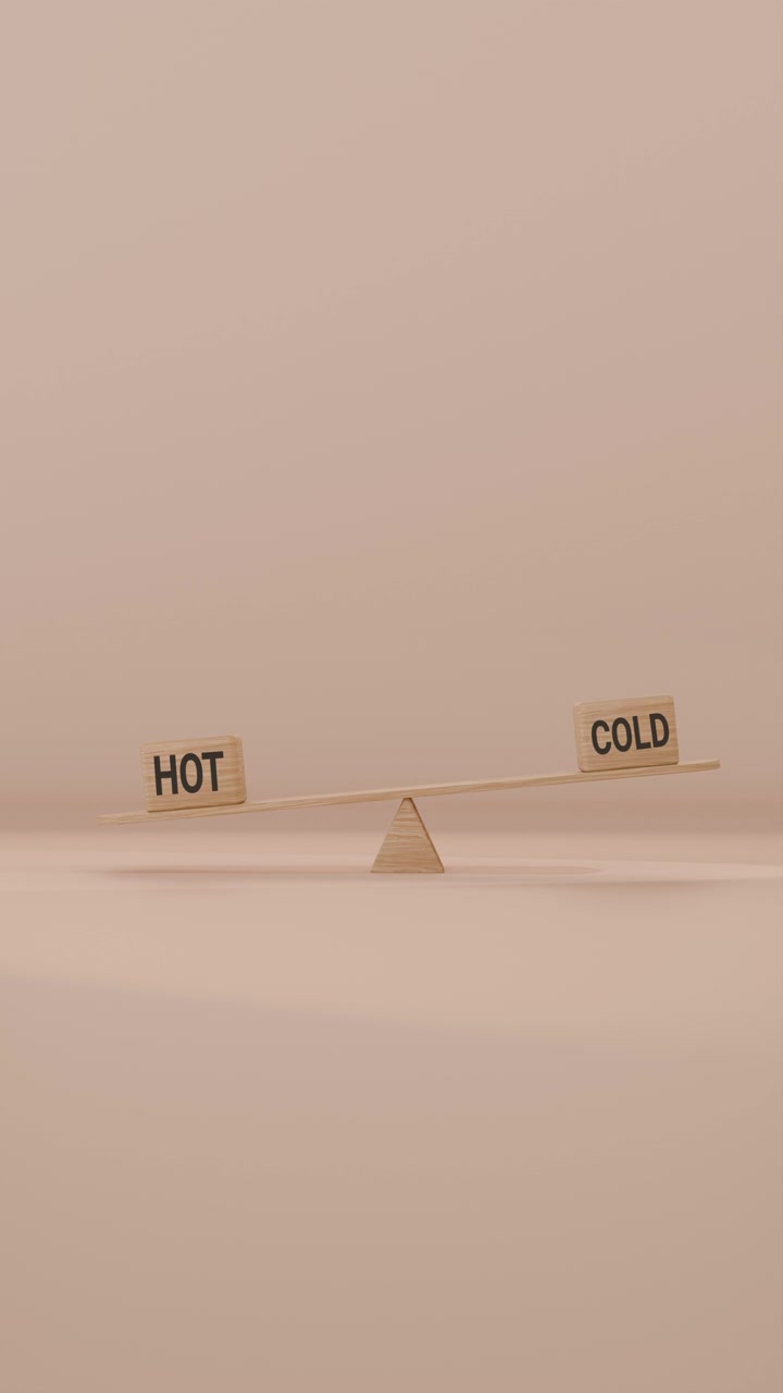 VIDEO VERTICALE DI CALDO E FREDDO IN EQUILIBRIO SULL'ALTARENA