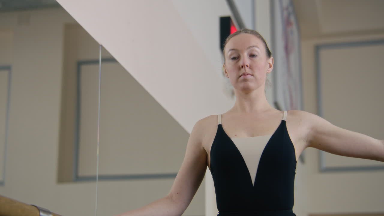 балетная танцовщица тренируется в баре