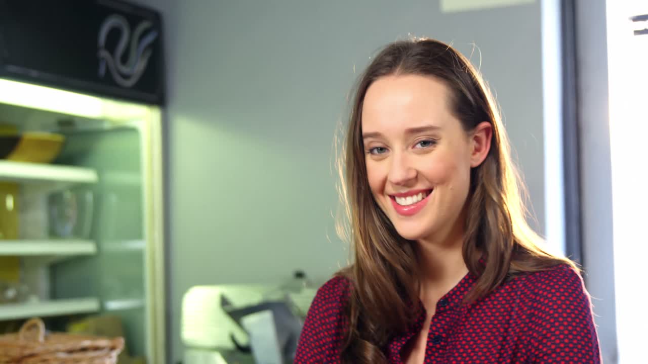 personal femenino mostrando frascos de conservas y aceite de oliva en el mostrador