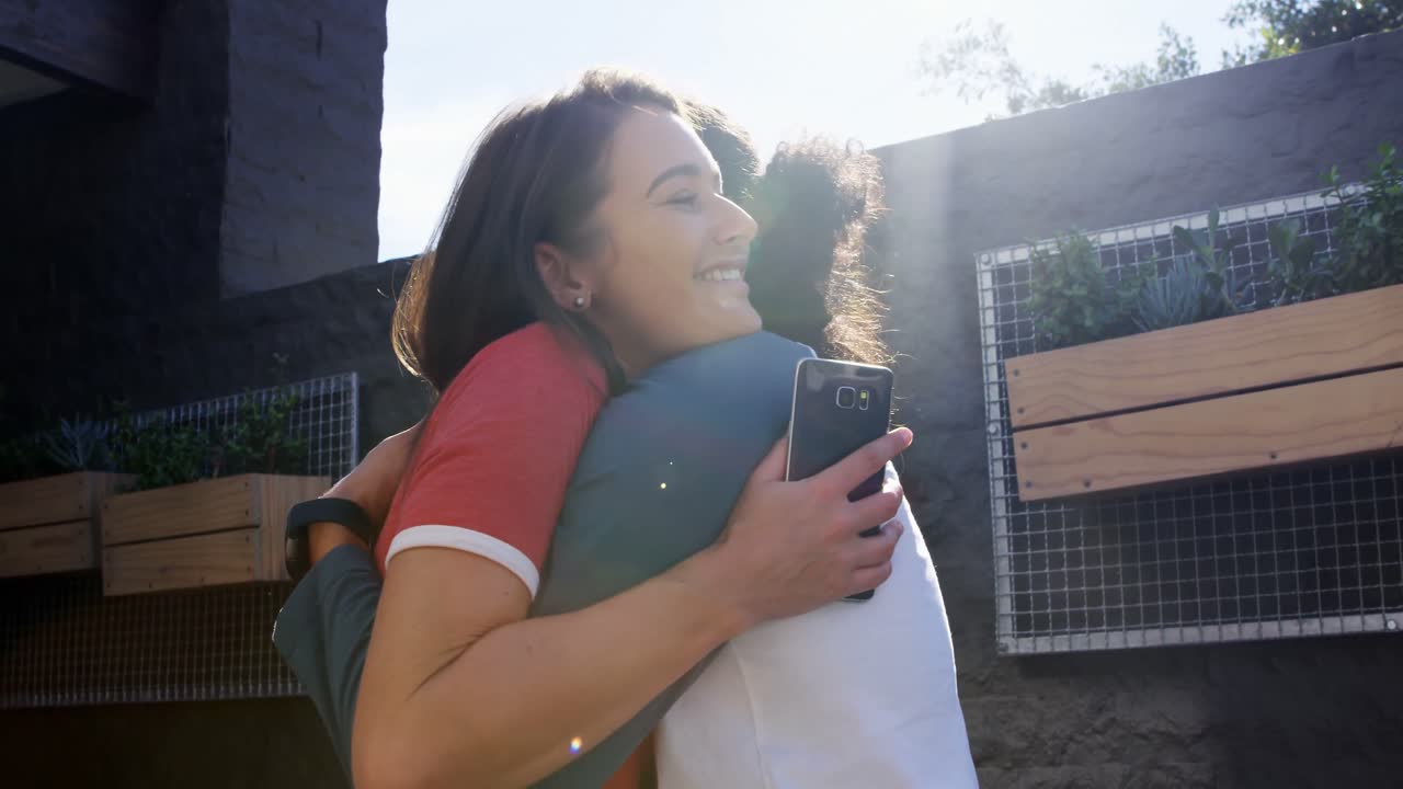 pareja abrazándose en un café al aire libre 4k