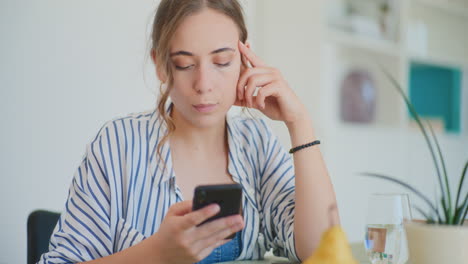 Mujer-Comprando-En-Línea-En-Casa