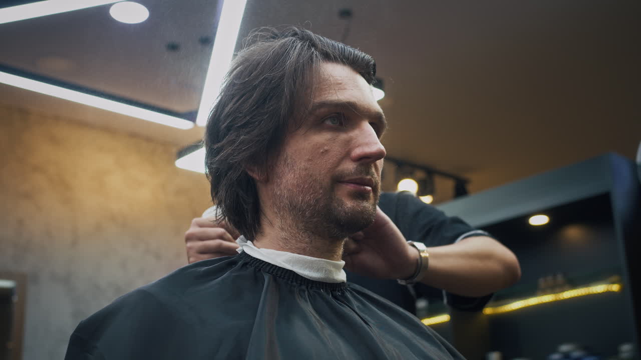hombre cortándose el cabello en la barbería