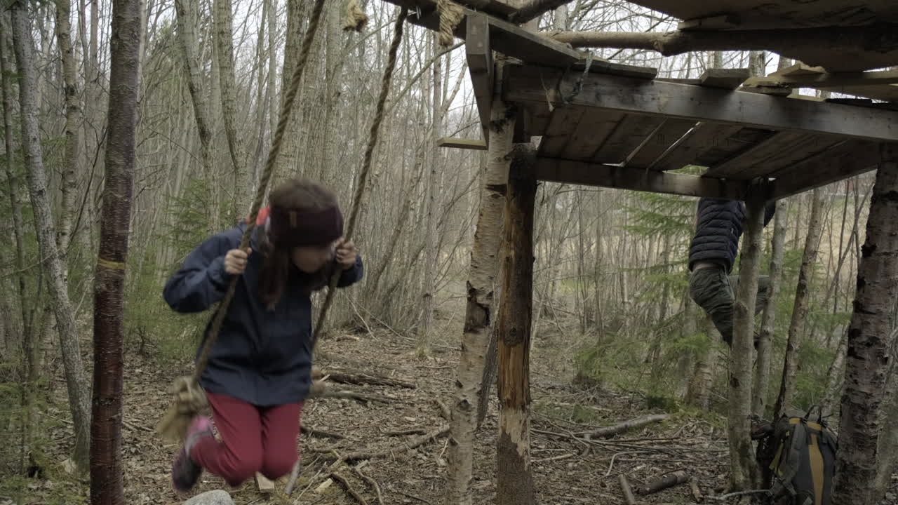 느린 동작으로 숲에서 흔들리는 갈색 머리카락을 가진 소녀