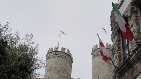 Bellas-Torres-De-Castillo-Con-Banderas-Ondeantes-De-Italia,-Toma-En-Cámara-Lenta-Manual