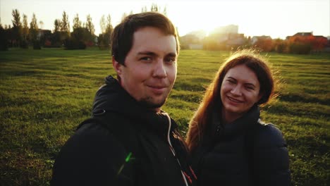una pareja disfrutando de una puesta de sol en el parque