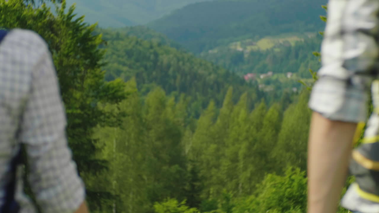 un par de turistas con mochilas entran en el marco para disfrutar del hermoso paisaje montañoso claro summe