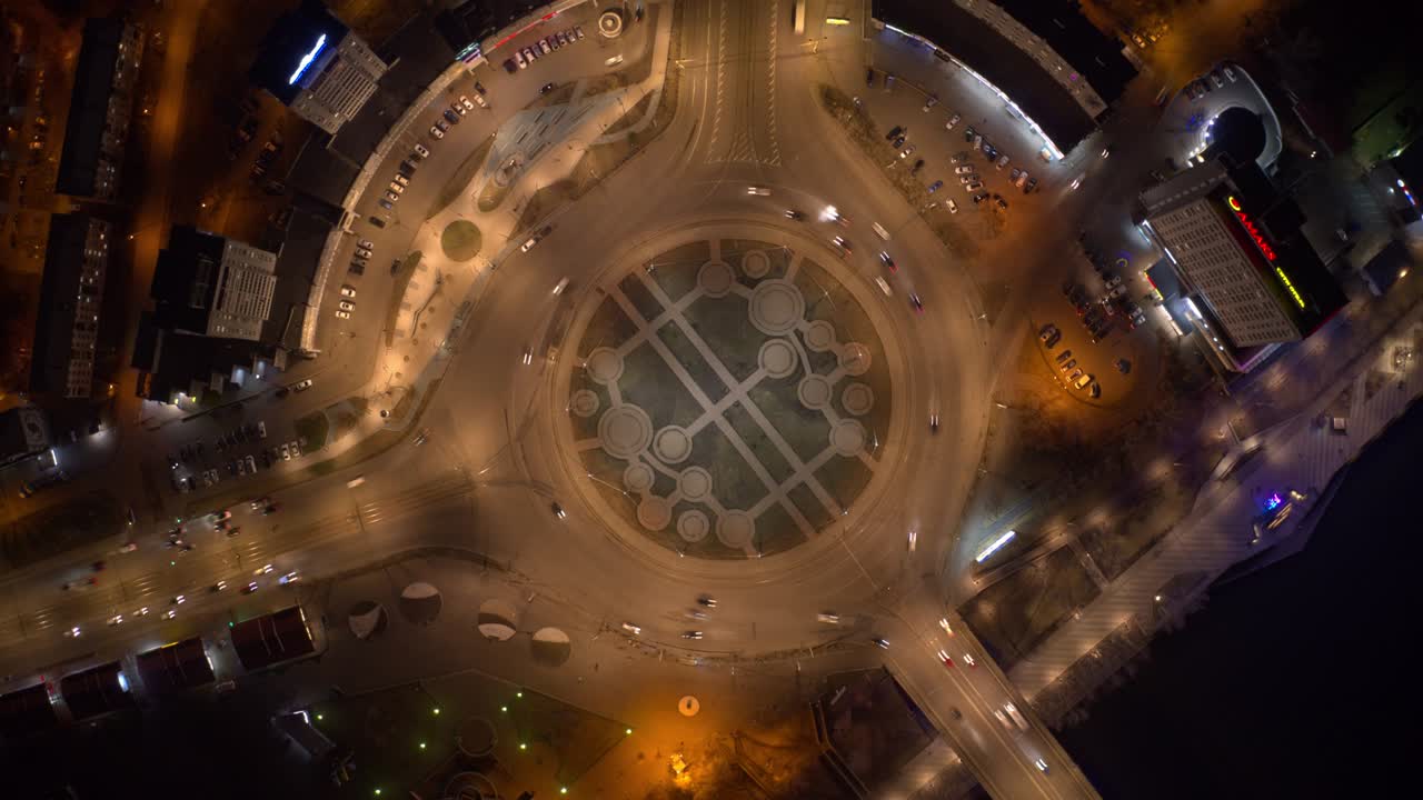 iperlapse notturna aerea della rotatoria nel centro della città