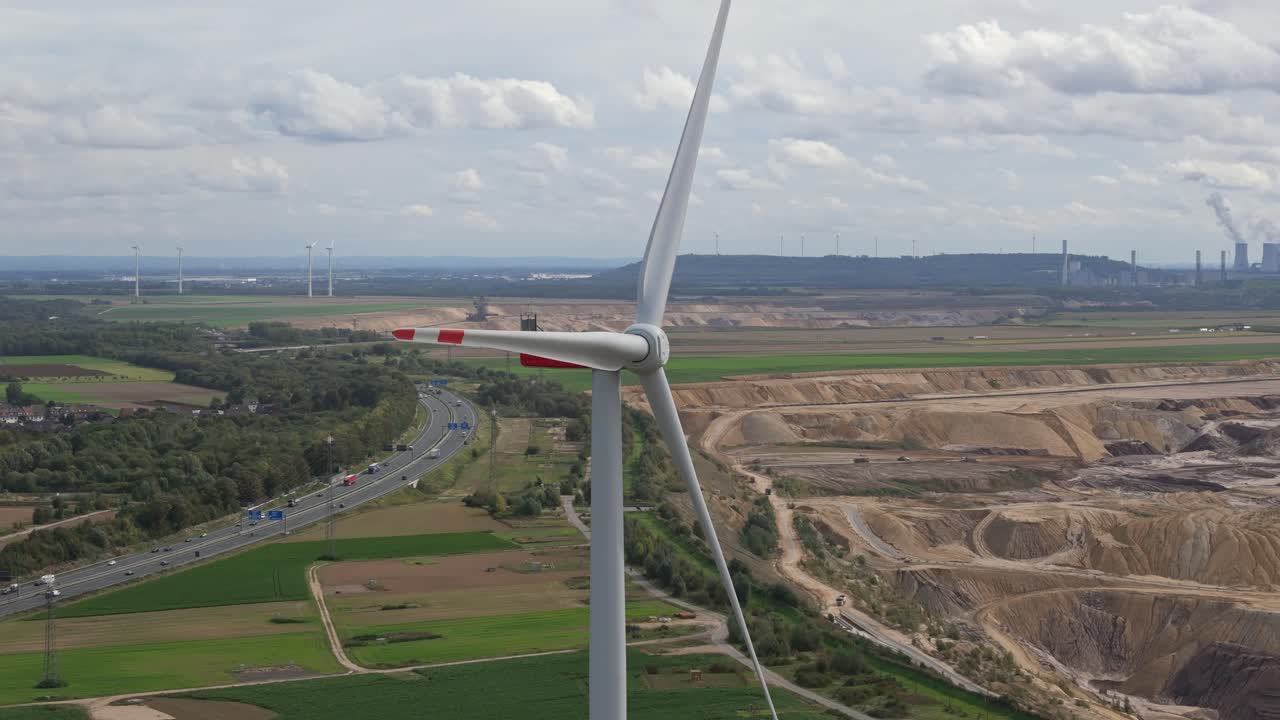 고속도로를 내려다보는 가즈와일러 광산 근처의 단독 풍력 터빈