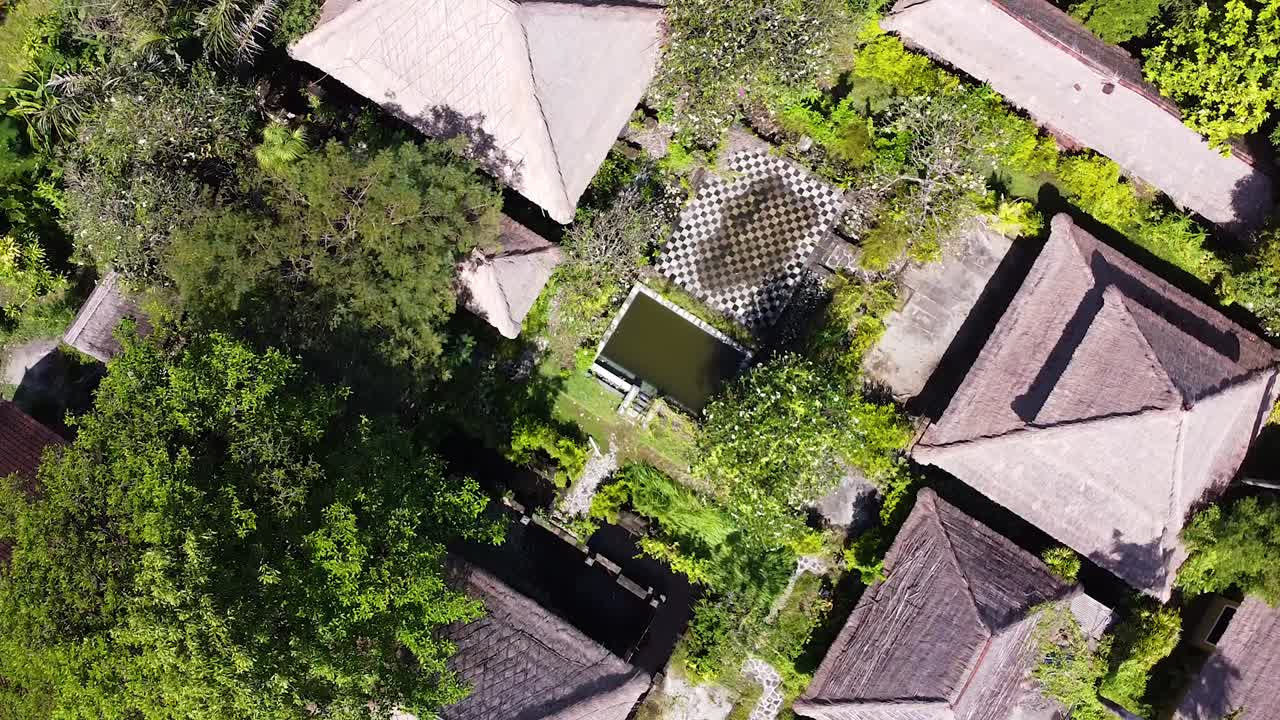 toma rotatoria de un dron de ojo de pájaro de un resort invadido y abandonado en bali