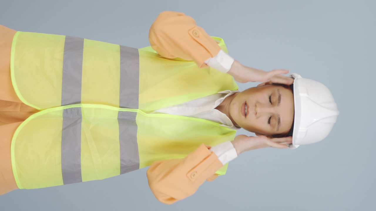 실패한 엔지니어의 수직 비디오입니다.