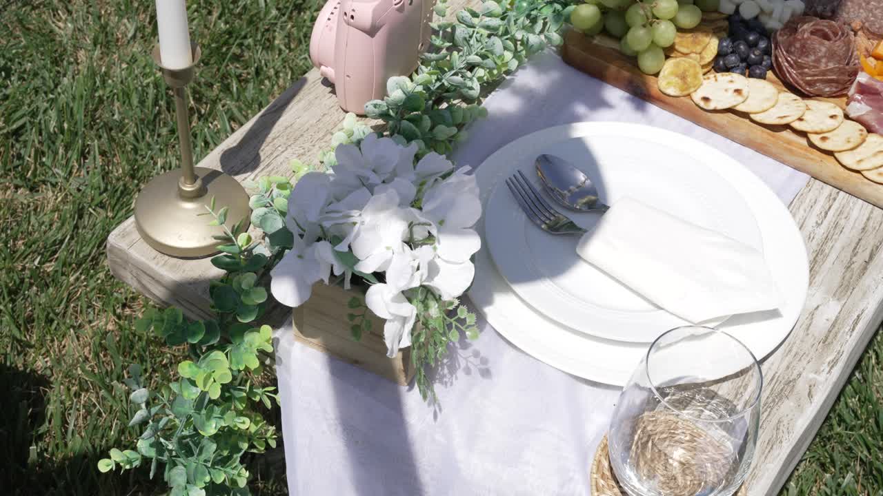 Utendørs piknik satt opp til lunsj