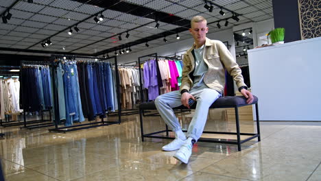 hombre comprando en una tienda de ropa