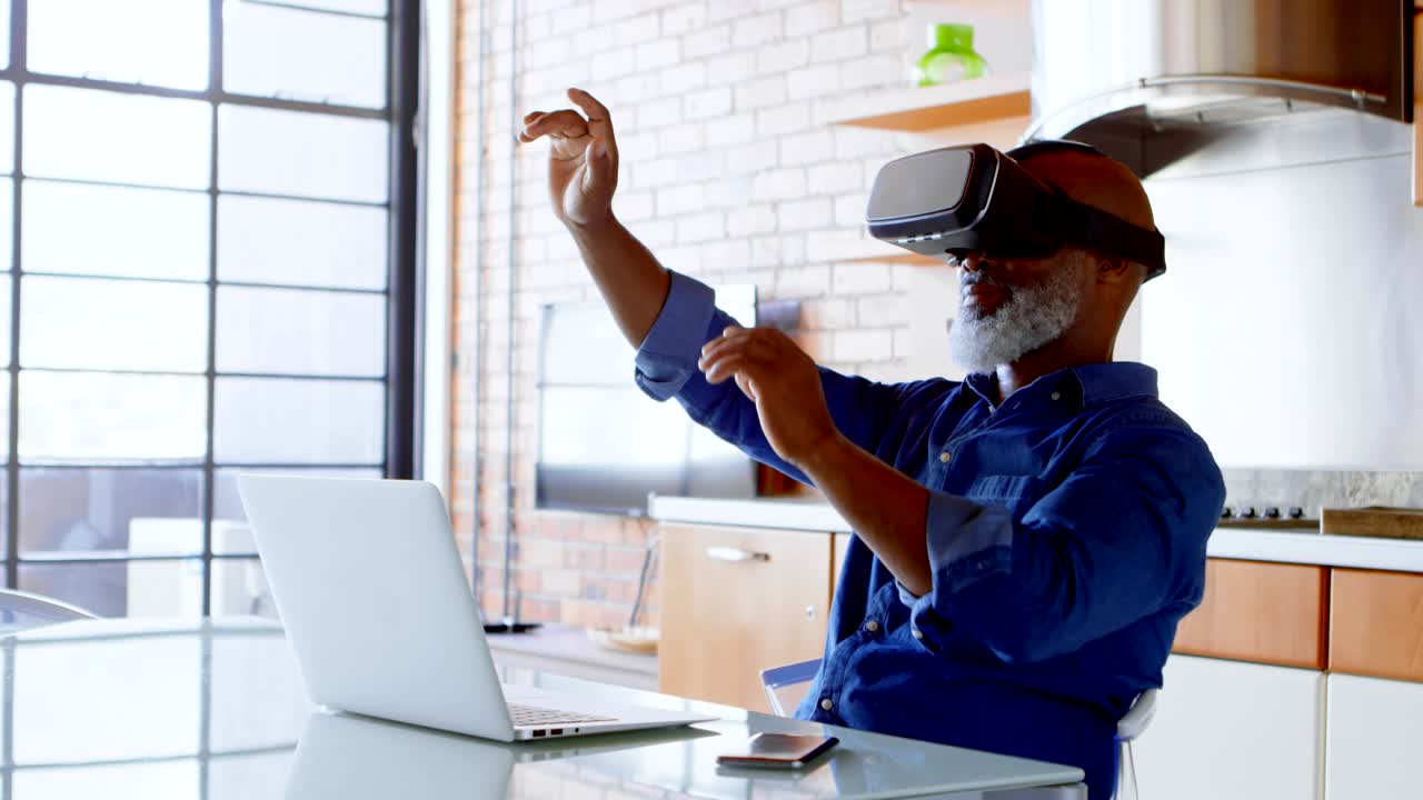 부 ⁇  4k에서 가상 현실 헤드 ⁇ 을 사용하는 고령자