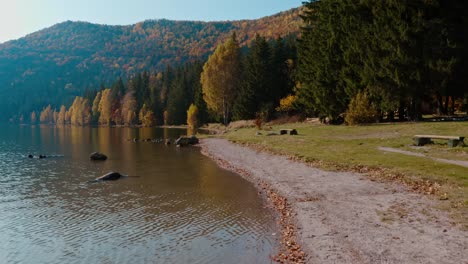 Herbstlandschaft-Am-See-Sfanta-Ana,-Harghita-Mit-Ruhigem-Wasser-Und-Bunten-Bäumen