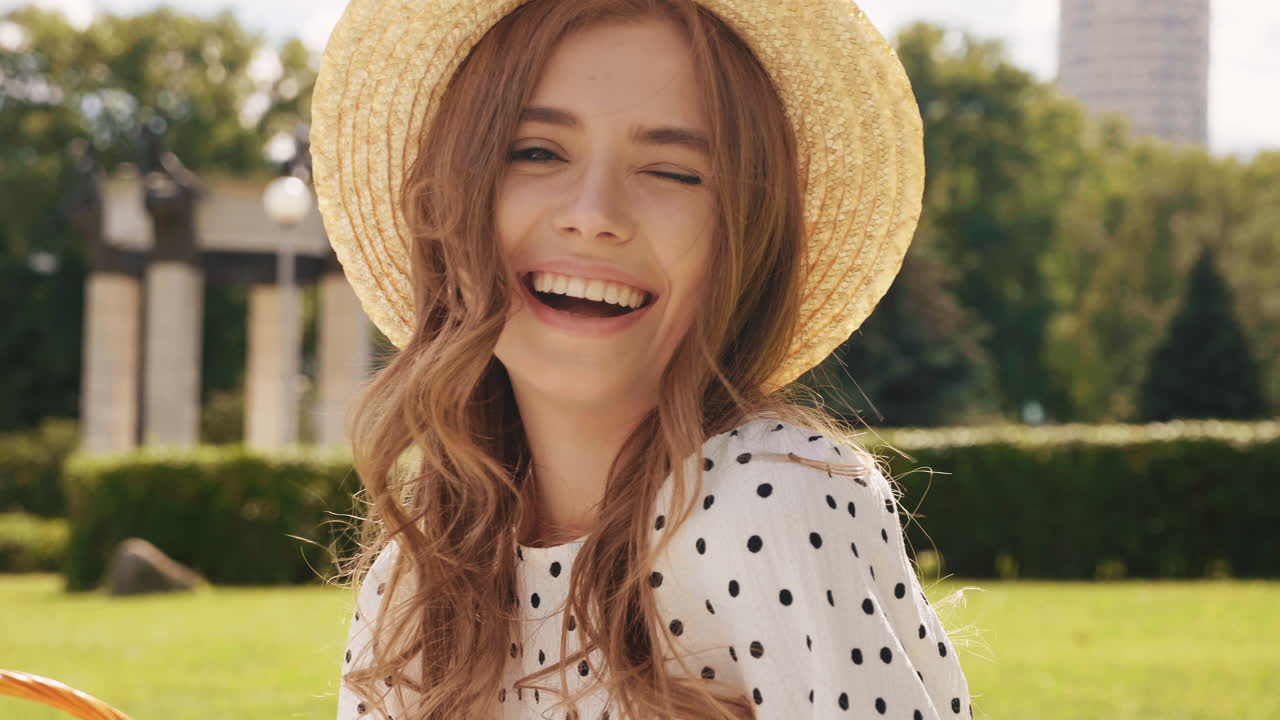 공원에서 웃는 여자