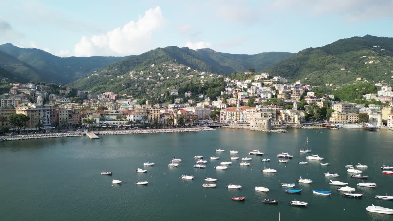 Ampio panorama aereo di Rapallo in Liguria, Italia, con vista sulla marina e sul panorama del paese sulle colline