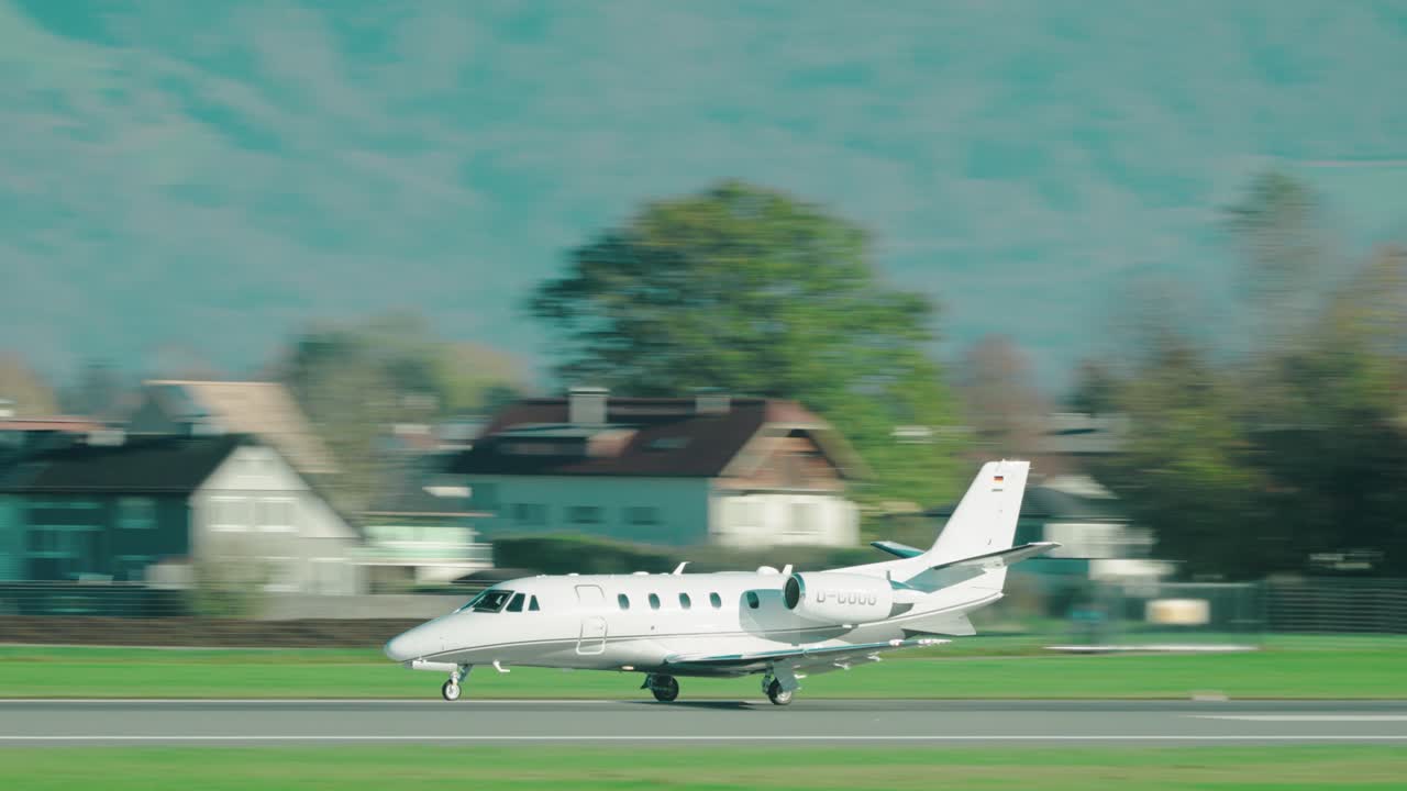 山の中にある風光明媚なオーストリアの空港ザルツブルクで離陸するプライベート ジェット