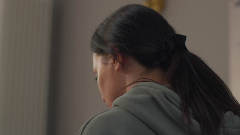 집에서 소파에 앉아있는 우울하거나 불안한 여성의 뒷면, 생활비 위기 및 청구서를 지불하는 문제에 대해 걱정합니다.