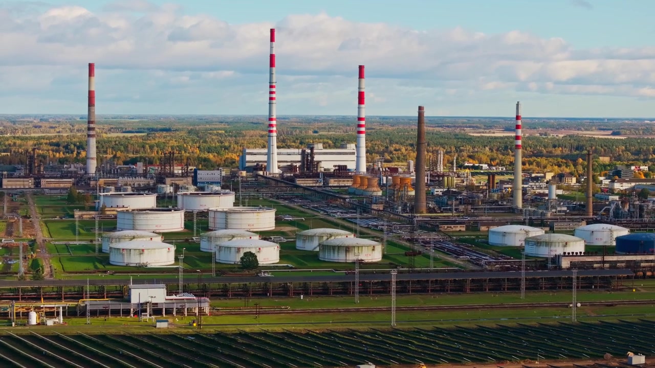 Vasta rete di raffinerie che evidenzia la produzione di carburante e la scala industriale