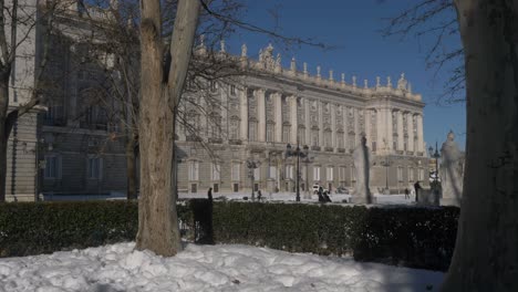 zoom de la cubierta de nieve en el palacio real de madrid