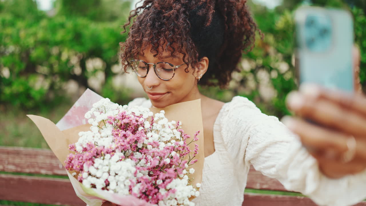 Donna che scatta un selfie con i fiori