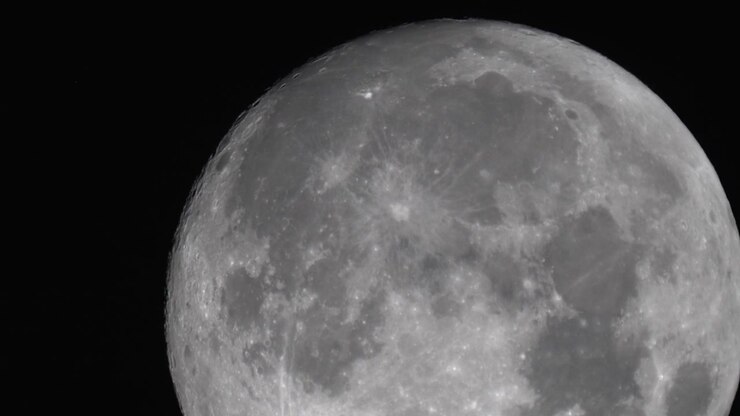 A superfície detalhada da lua cheia