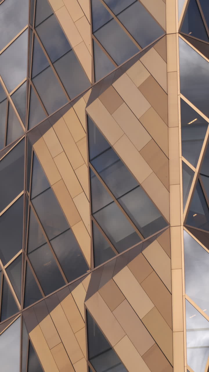 fachada de edificio moderno con diseño geométrico