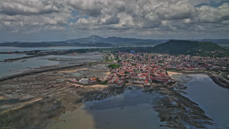 Panama-City-Aerial-V106-Reverse-Flyover-Erfasst-Das-Historische-Viertel,-Umgeben-Von-Wattenmeer-Und-Cinta-Costera-3-Küstenumgehungsstraße-Mit-Ancon-Hill-Im-Hintergrund-–-Aufgenommen-Mit-Mavic-3-Cine-–-April-2022