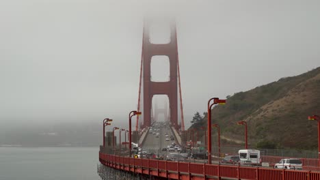 vista del puente golden gate desde el lado norte en un día de niebla