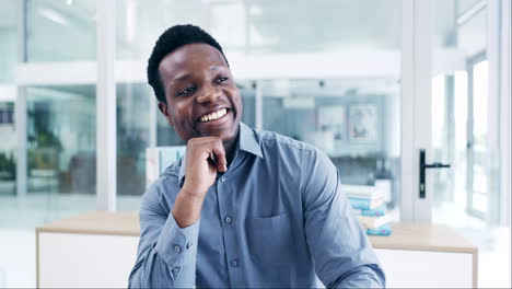 Negocios,-Pensamiento-Y-Hombre-Negro-Con-Una-Sonrisa.