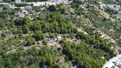 Eine-Alte-Ruine-In-Grüner-Kroatischer-Landschaft-In-Dalmatien-An-Der-Adria,-Schönes-Und-Sonniges-Wetter
