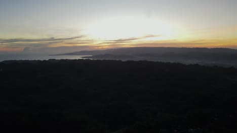 Eine-Luftdrohne-Zeigt-Die-Skyline-Bei-Sonnenuntergang-In-Einer-Ländlichen-Szene-In-Südostasien-Auf-Den-Philippinen