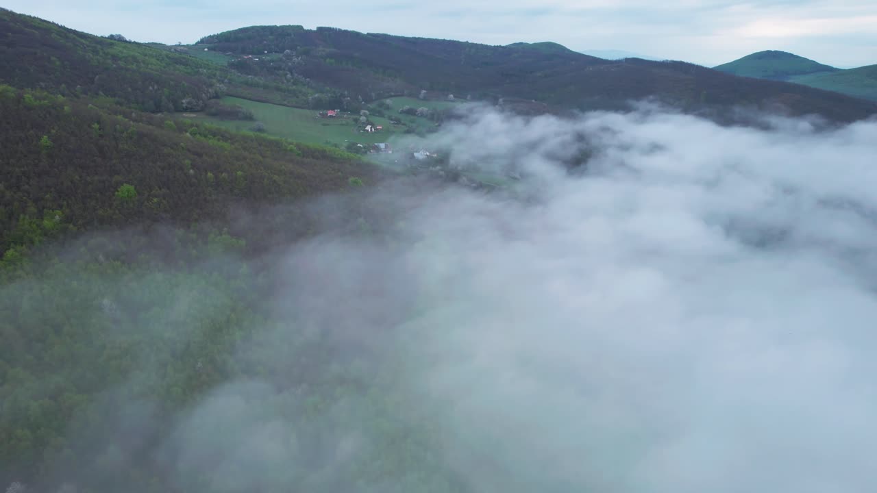 장엄한 산맥을 배경으로 화려한 건물과 매력적인 구시가지가 있는 반스카 비스트리차(banska bystrica)