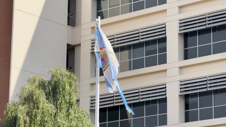 La Bandiera della Provincia di San Juan Sventola Fuori dal Centro Civico a San Juan, con un Moderno Edificio Amministrativo e Giardini Lussureggianti che Fanno da Sfondo, Argentina, Inquadratura Statica