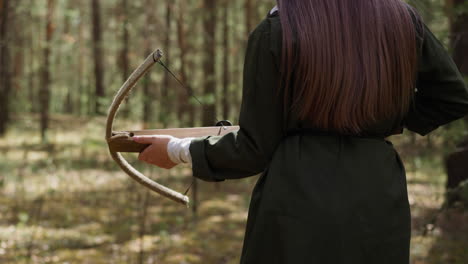 mujer con vestido largo camina en el bosque