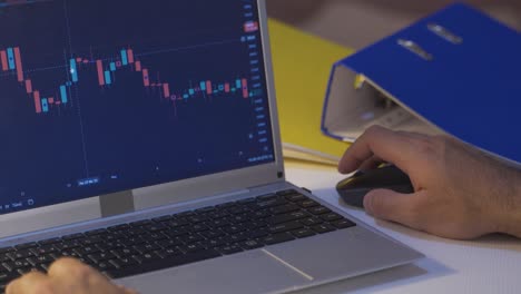 hombre siguiendo el gráfico financiero. inversión en el mercado de valores.