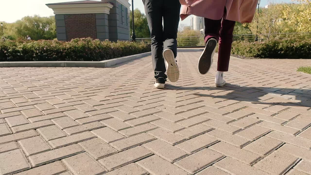 공원에서 달리는 부부