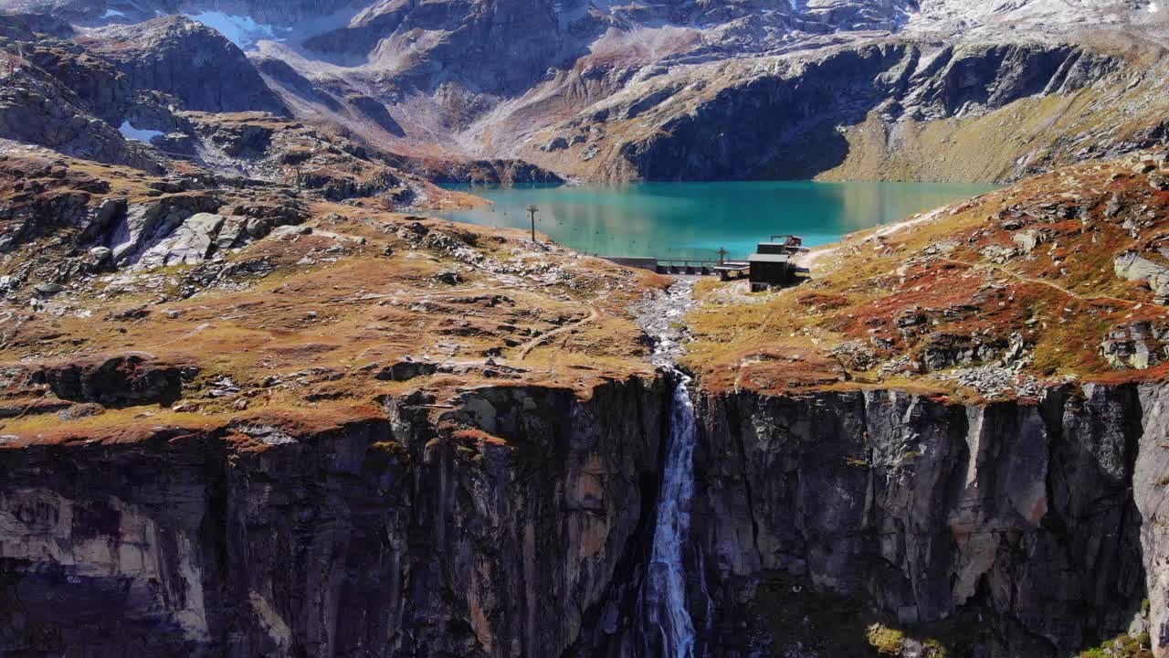 오스트리아 바이스제 저수지에서 산 절벽으로 흘러내리는 폭포