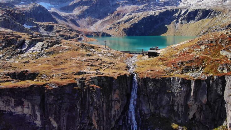 Cascata che scende dalla parete della montagna dal bacino di Weisssee in Austria.