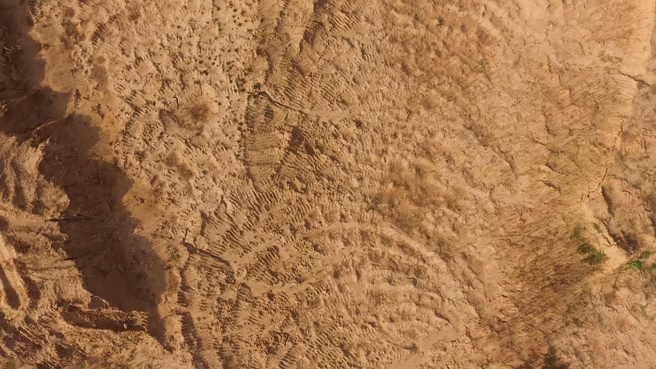 건설 현장 또는 건조한 땅의 공중 사진