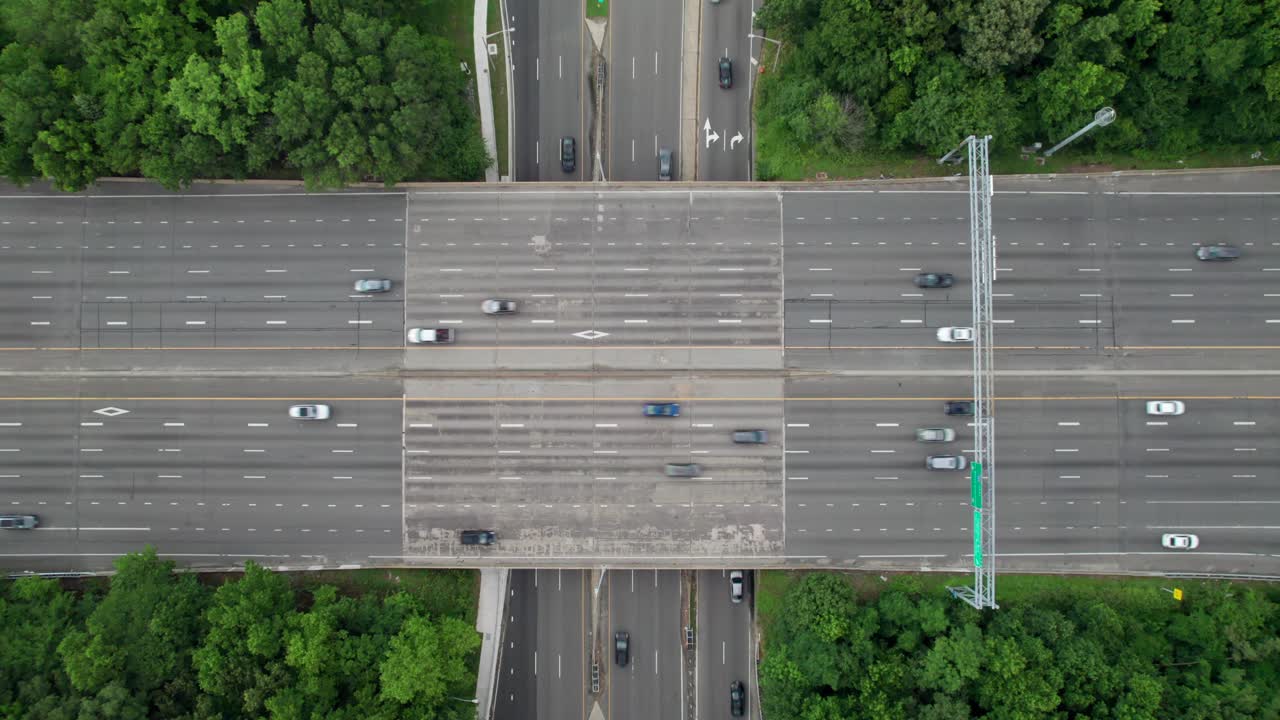 12차선 주간 고속도로 교차로의 대칭적인 오버헤드