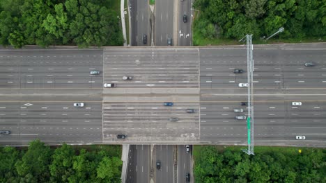 Symmetrische-Überführung-Eines-12-spurigen-Autobahnkreuzes